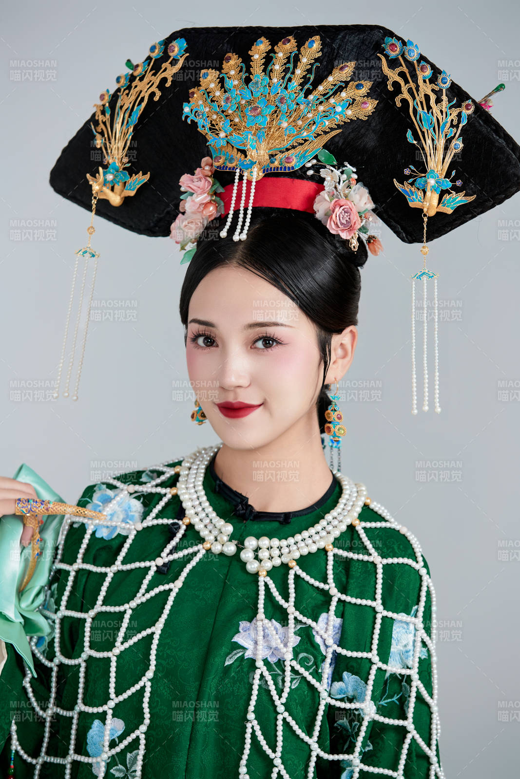 展示中国清朝宫廷服饰的亚洲女性