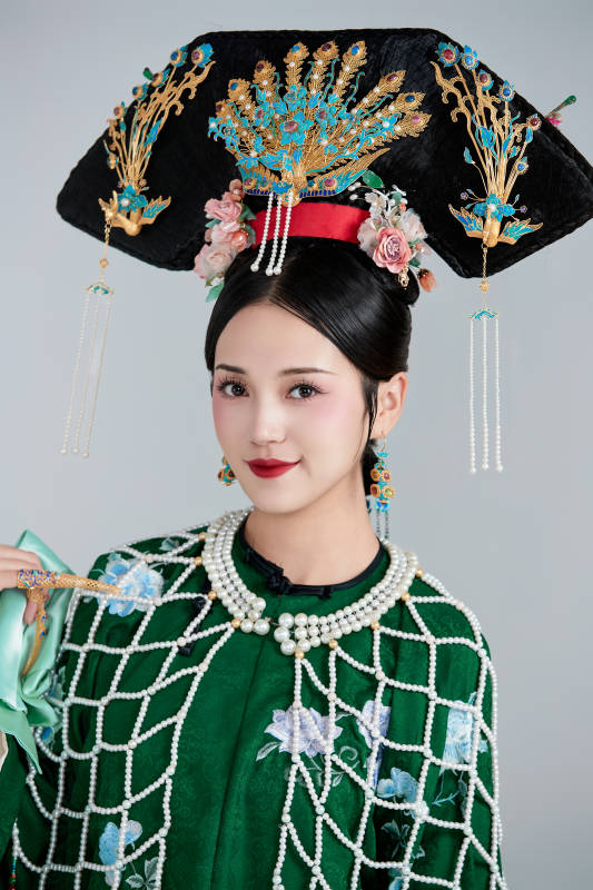 展示中国清朝宫廷服饰的亚洲女性