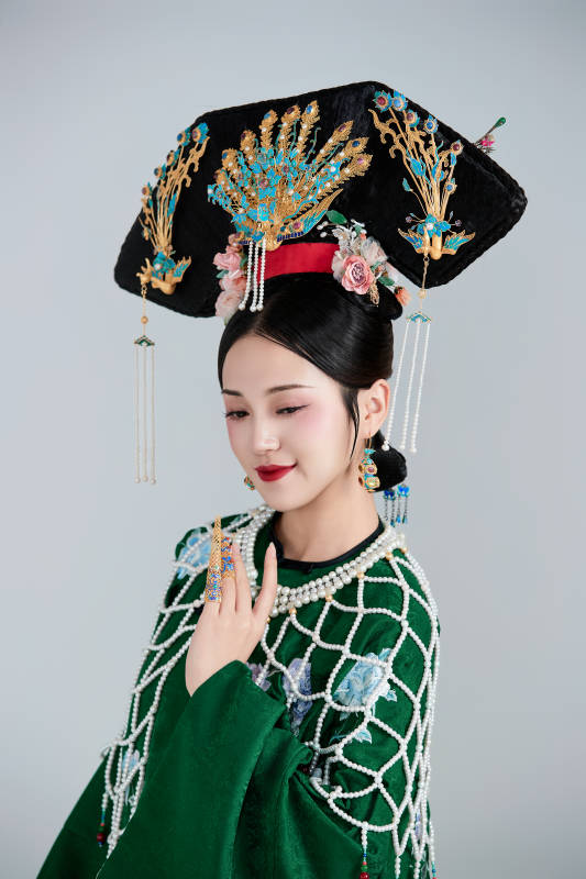 展示中国清朝宫廷服饰的亚洲女性