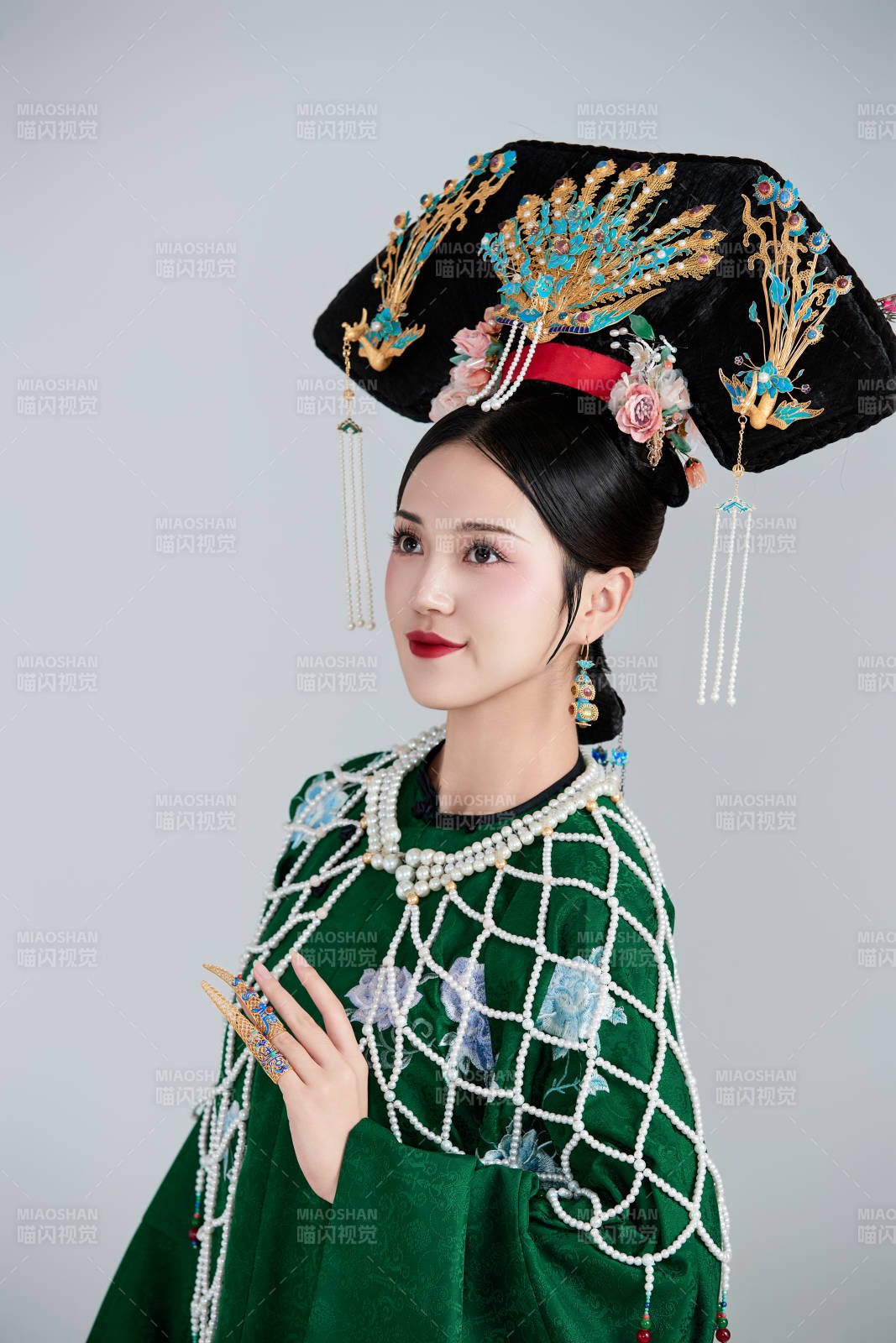 展示中国清朝宫廷服饰的亚洲女性