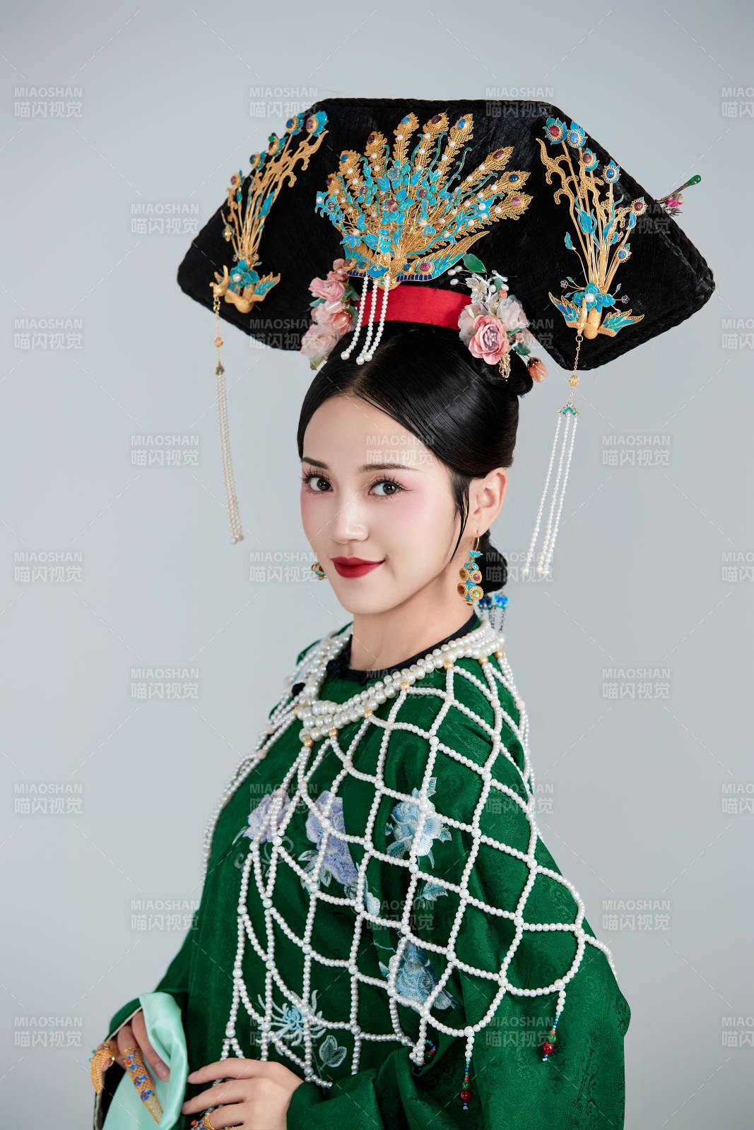 展示中国清朝宫廷服饰的亚洲女性