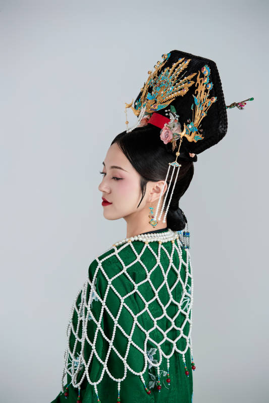 展示中国清朝宫廷服饰的亚洲女性