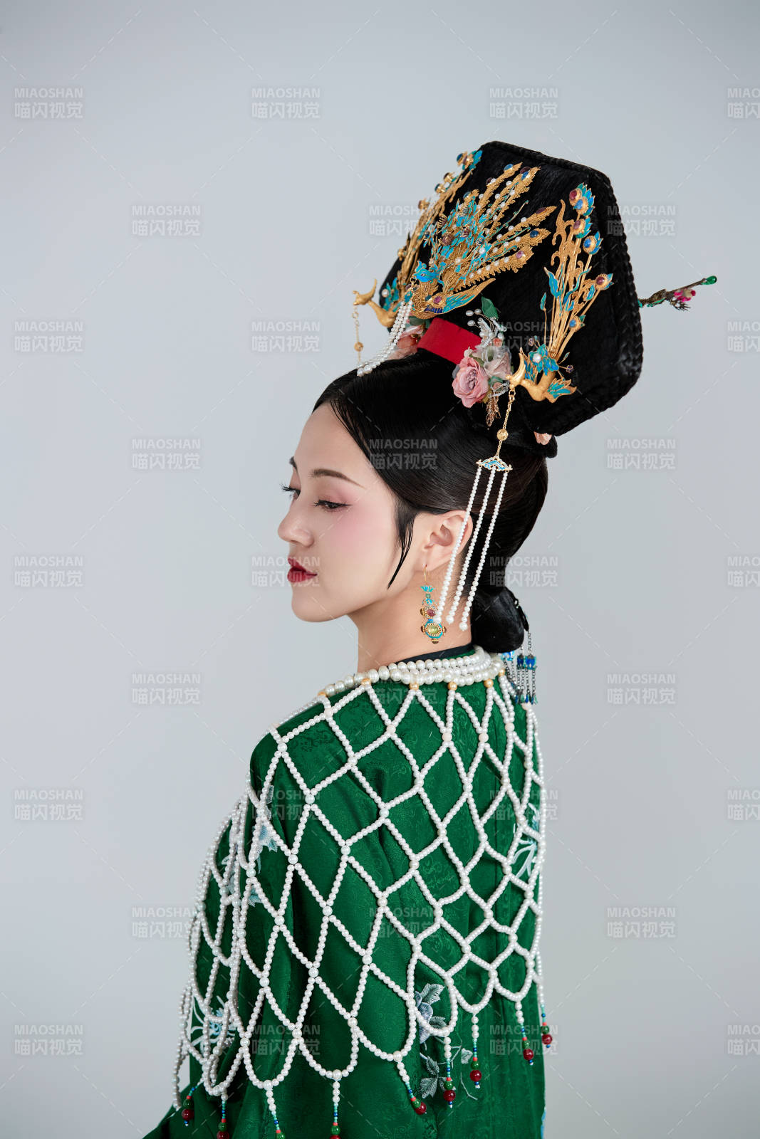 展示中国清朝宫廷服饰的亚洲女性