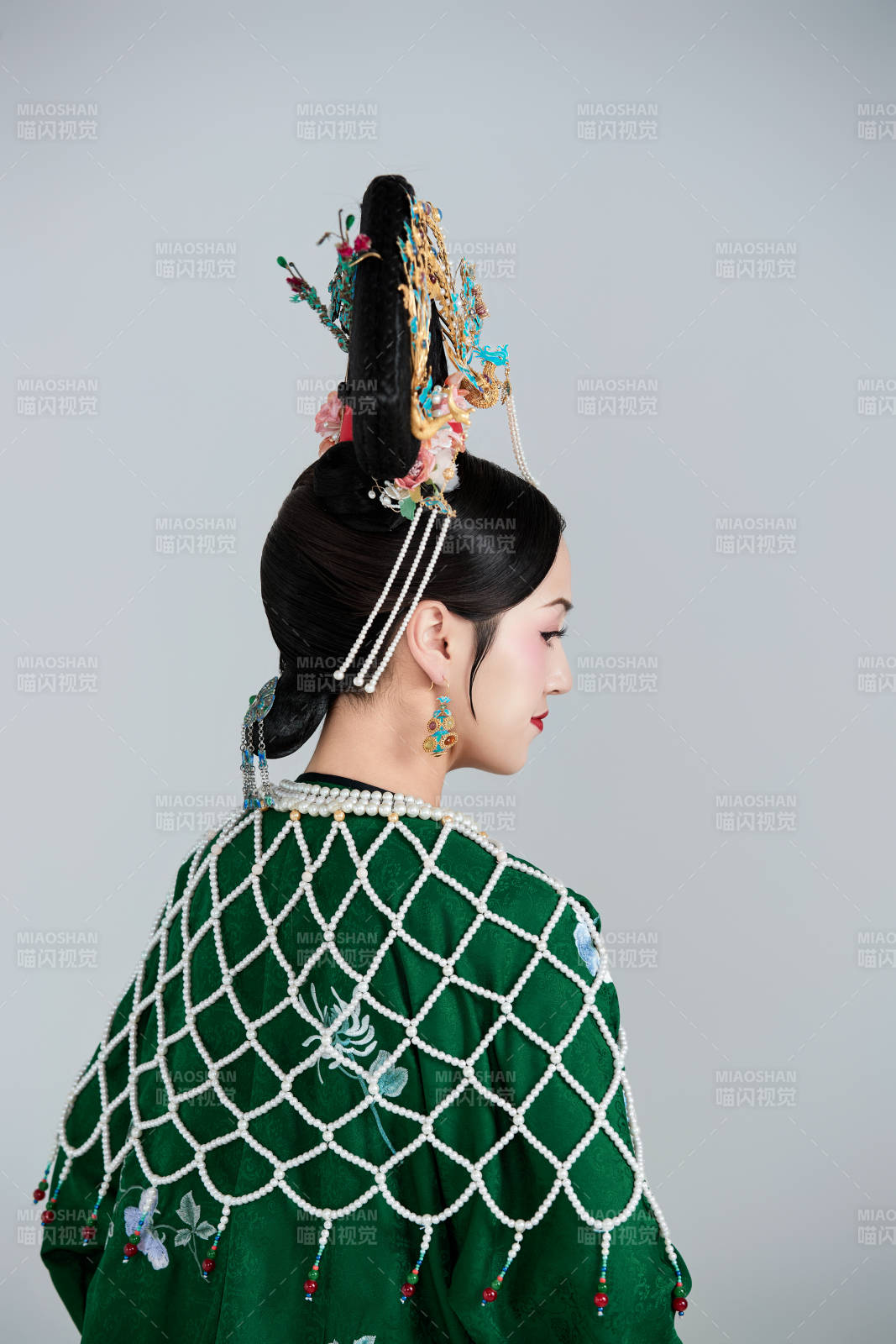 展示中国清朝宫廷服饰的亚洲女性