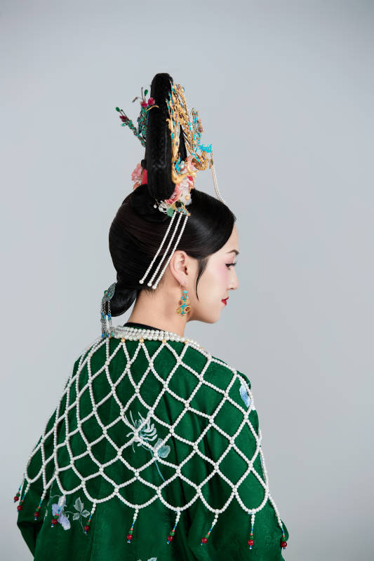 展示中国清朝宫廷服饰的亚洲女性