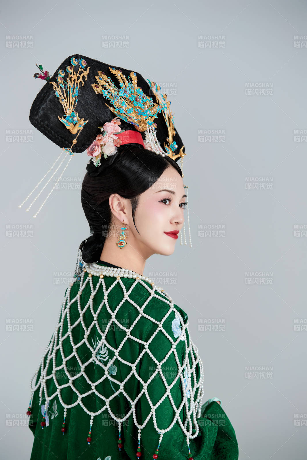 展示中国清朝宫廷服饰的亚洲女性