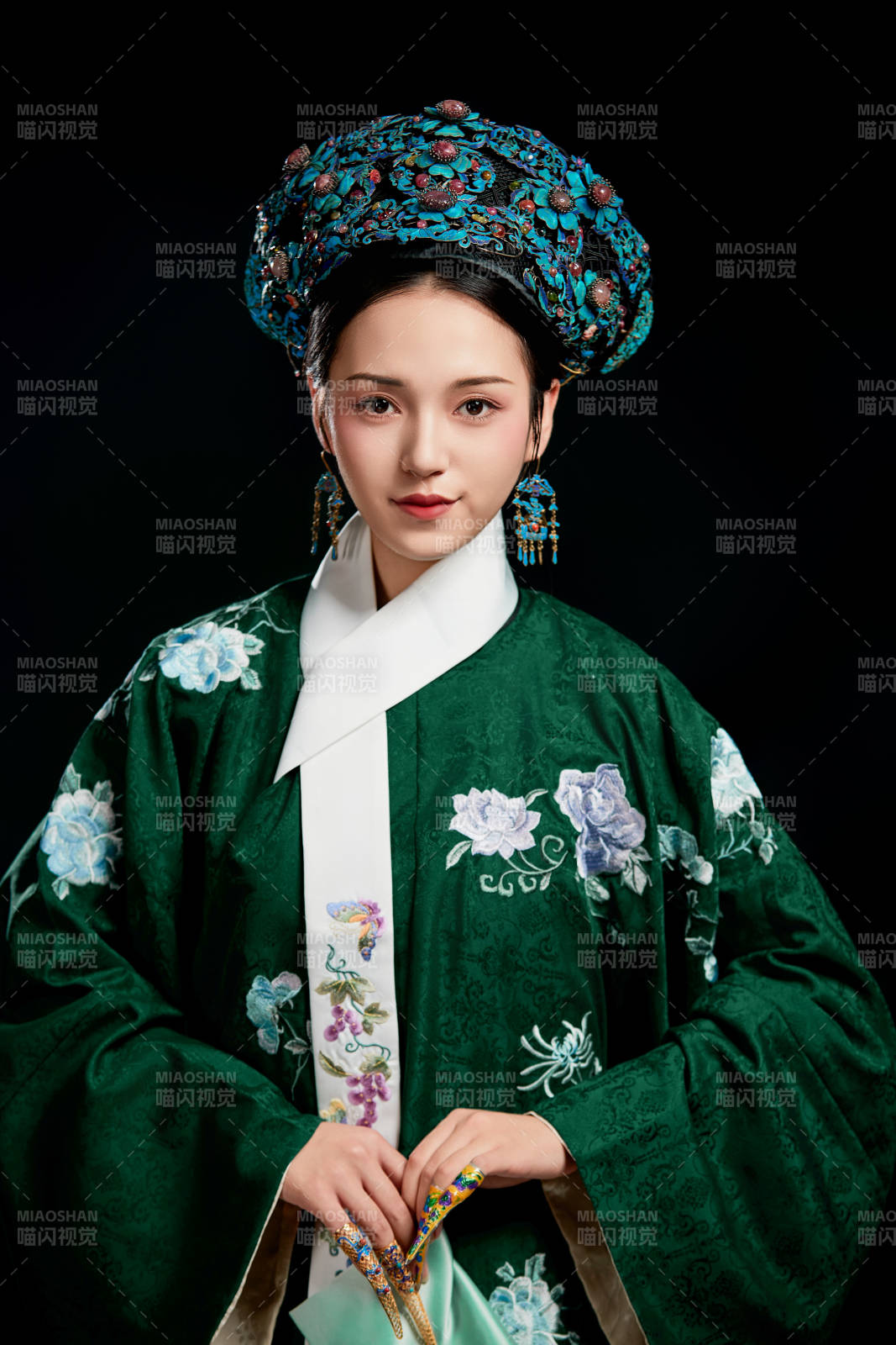 展示中国清朝宫廷服饰的亚洲女性