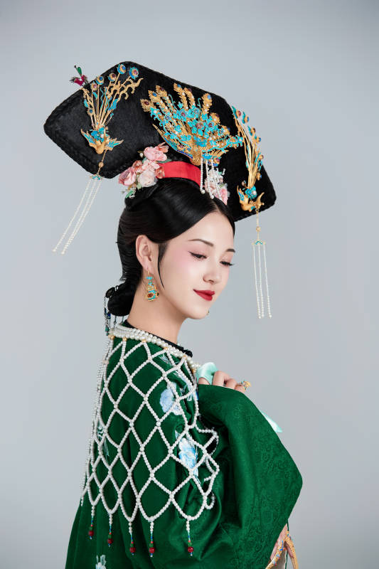 展示中国清朝宫廷服饰的亚洲女性