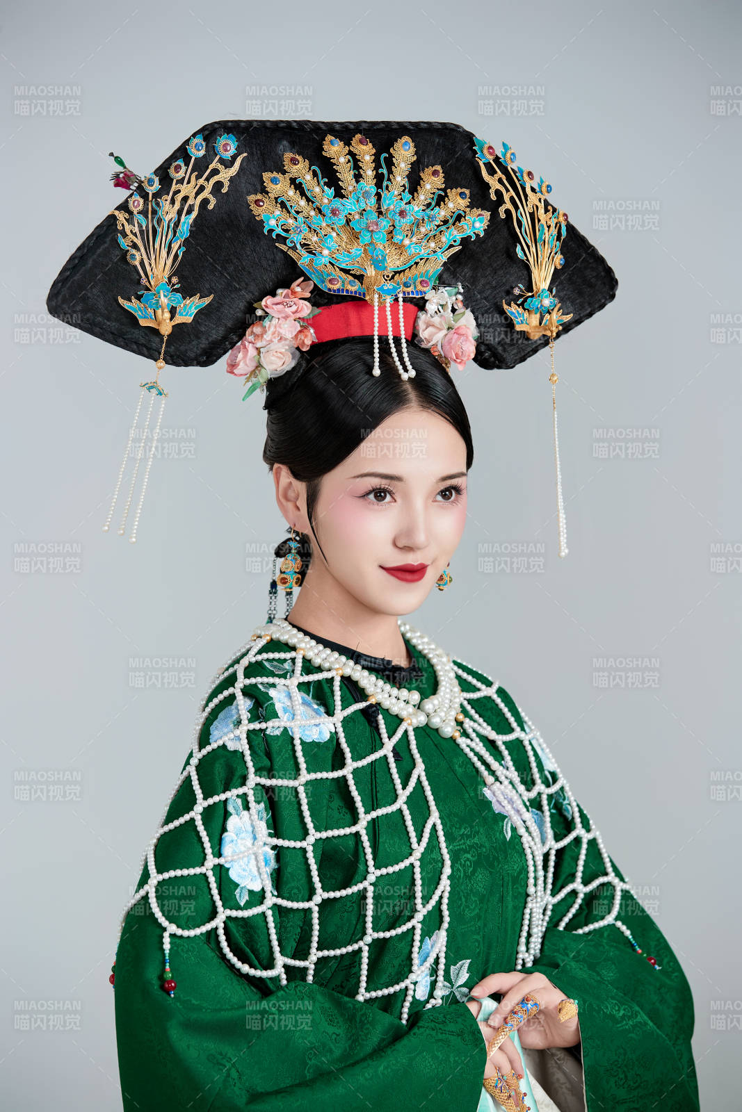 展示中国清朝宫廷服饰的亚洲女性