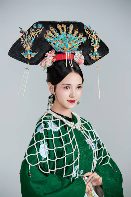 展示中国清朝宫廷服饰的亚洲女性