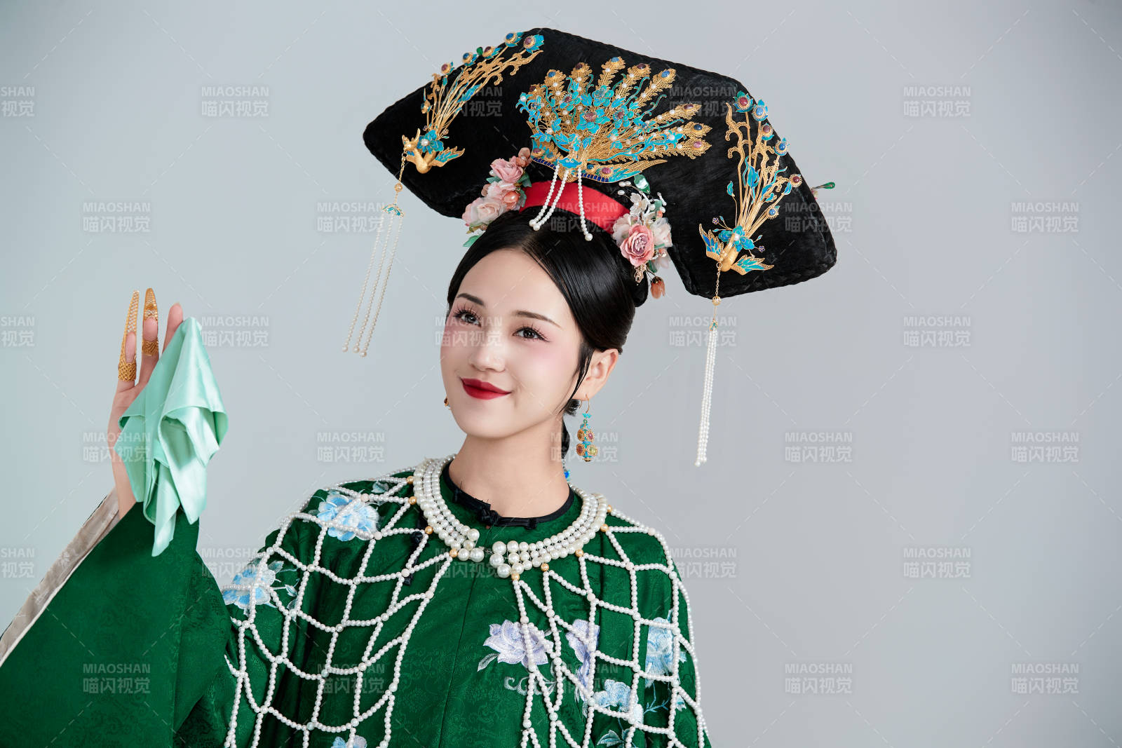 展示中国清朝宫廷服饰的亚洲女性