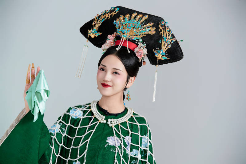 展示中国清朝宫廷服饰的亚洲女性