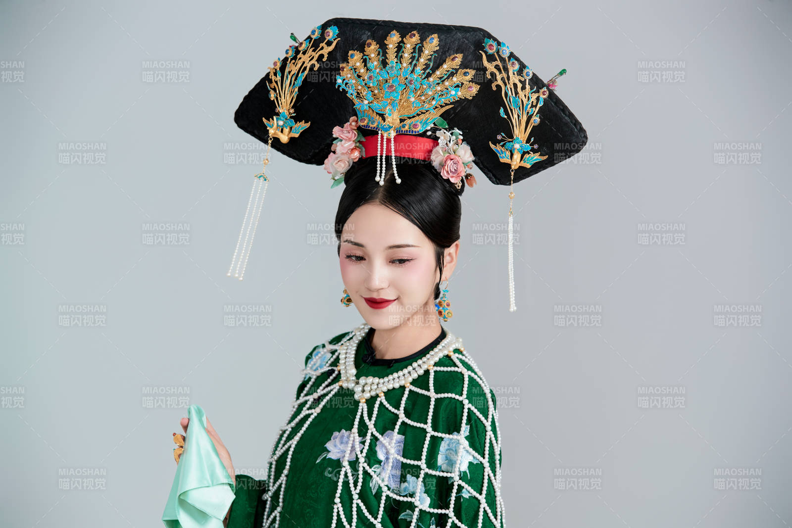 展示中国清朝宫廷服饰的亚洲女性