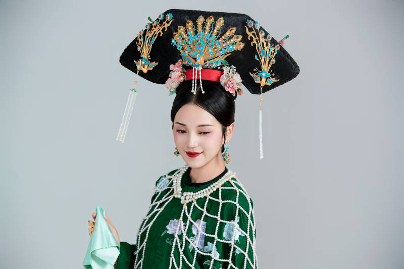 展示中国清朝宫廷服饰的亚洲女性