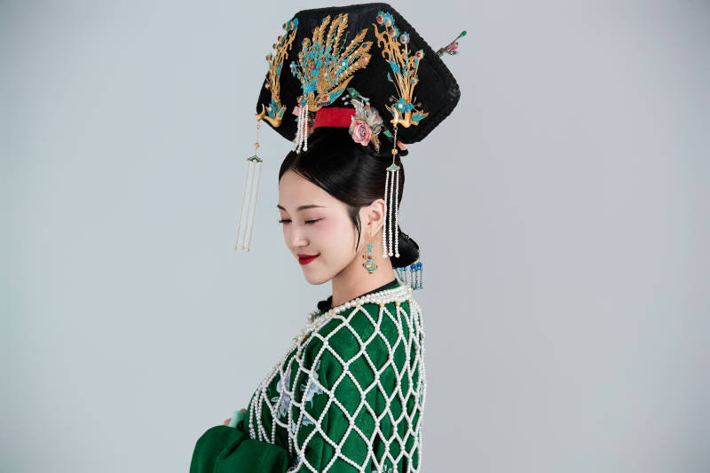 展示中国清朝宫廷服饰的亚洲女性