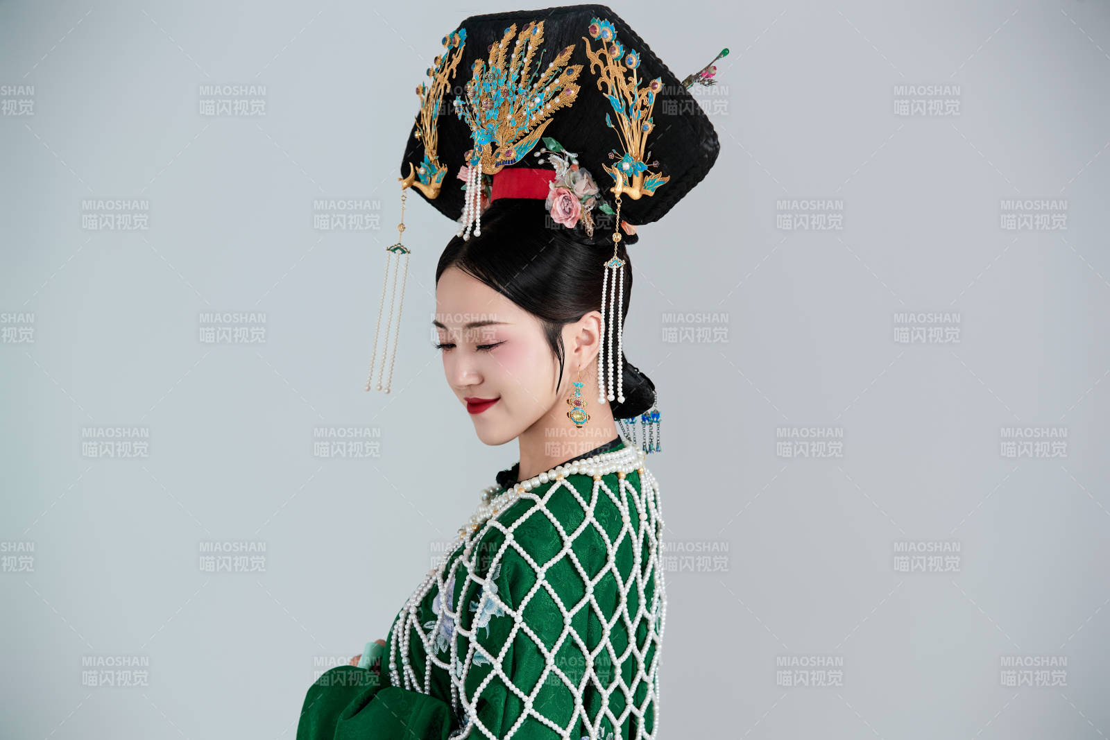 展示中国清朝宫廷服饰的亚洲女性