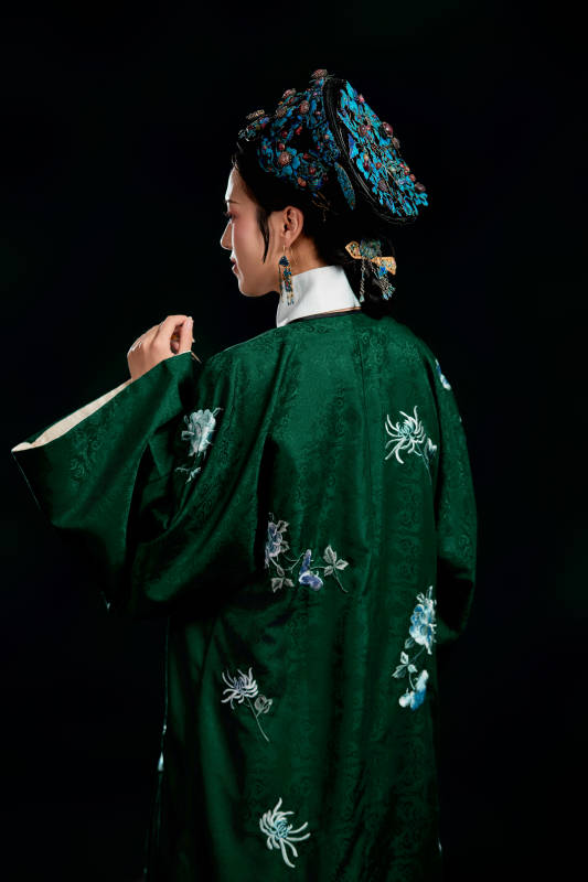 展示中国清朝宫廷服饰的亚洲女性