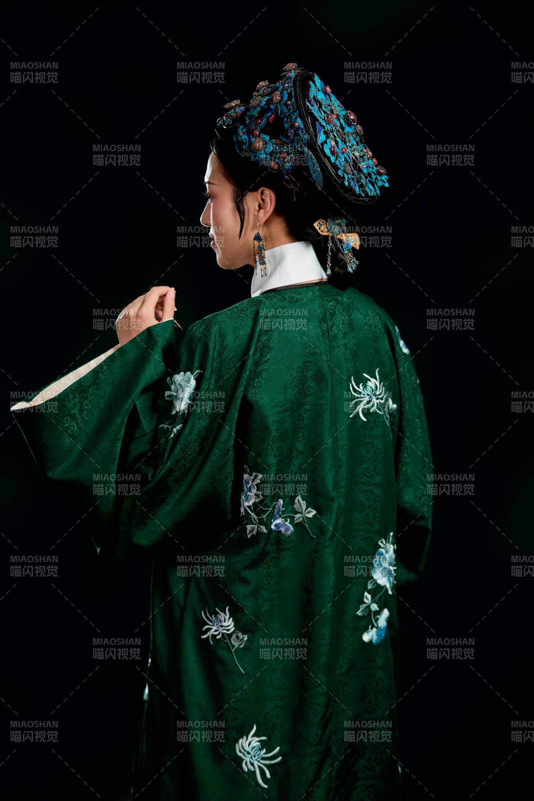 展示中国清朝宫廷服饰的亚洲女性