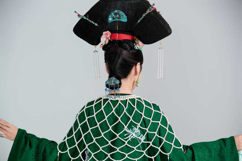 展示中国清朝宫廷服饰的亚洲女性