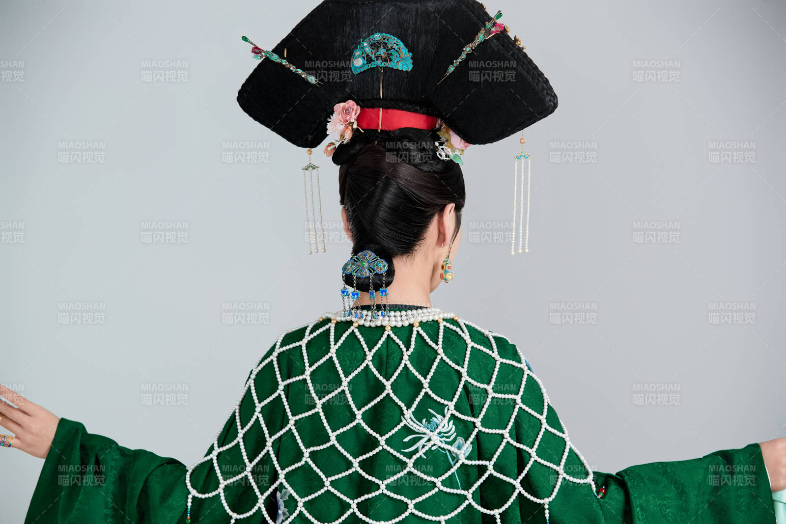 展示中国清朝宫廷服饰的亚洲女性