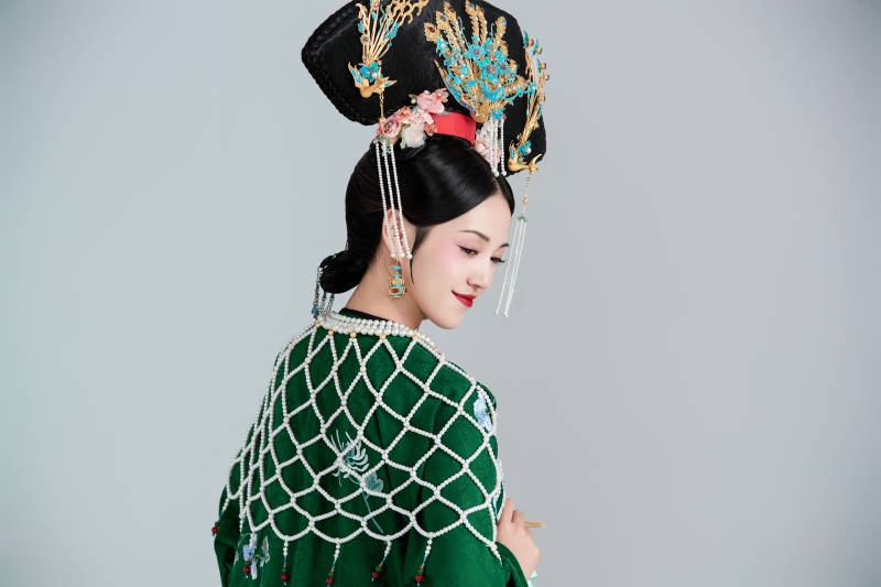 展示中国清朝宫廷服饰的亚洲女性