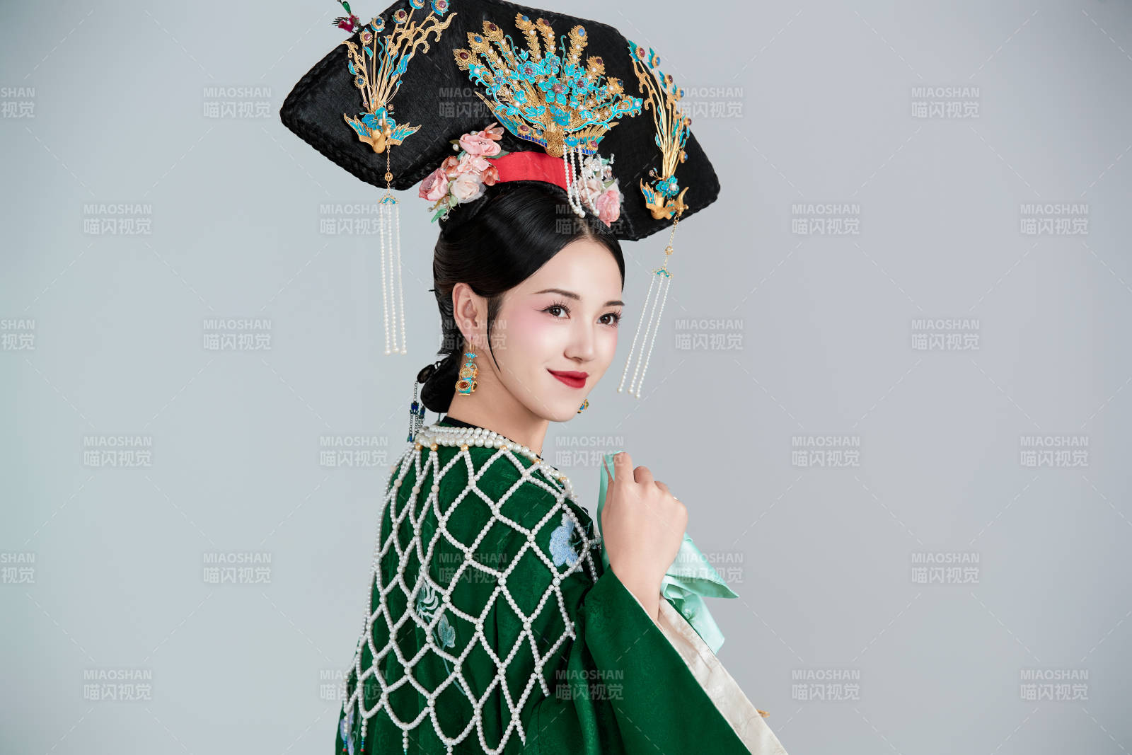 展示中國清朝宮廷服飾的亞洲女性