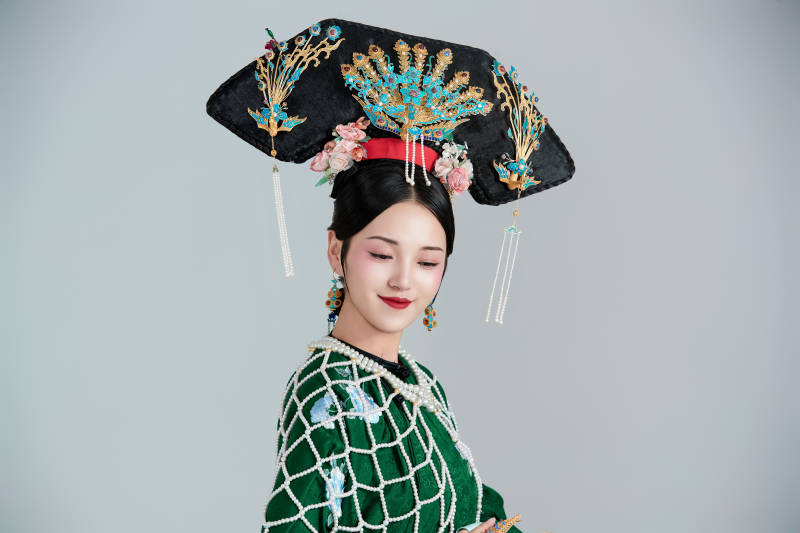 展示中国清朝宫廷服饰的亚洲女性