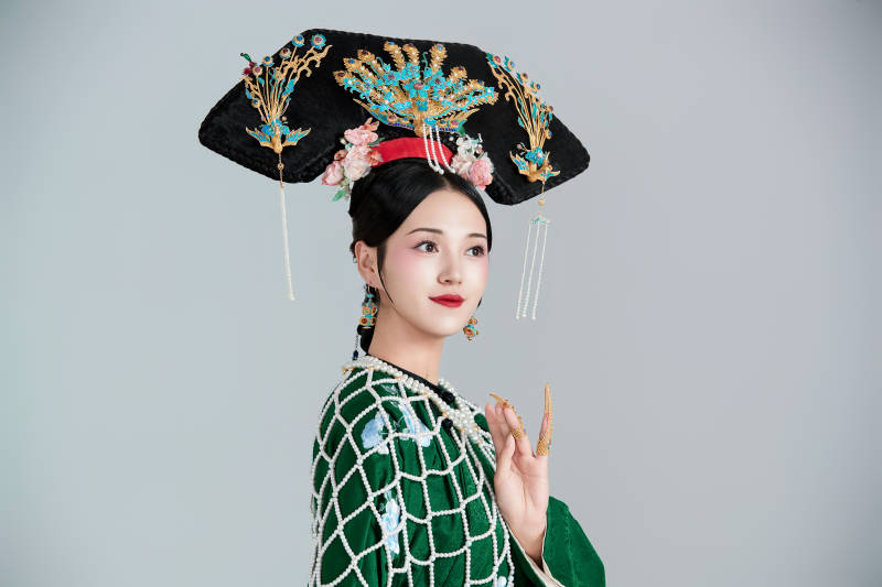 展示中国清朝宫廷服饰的亚洲女性