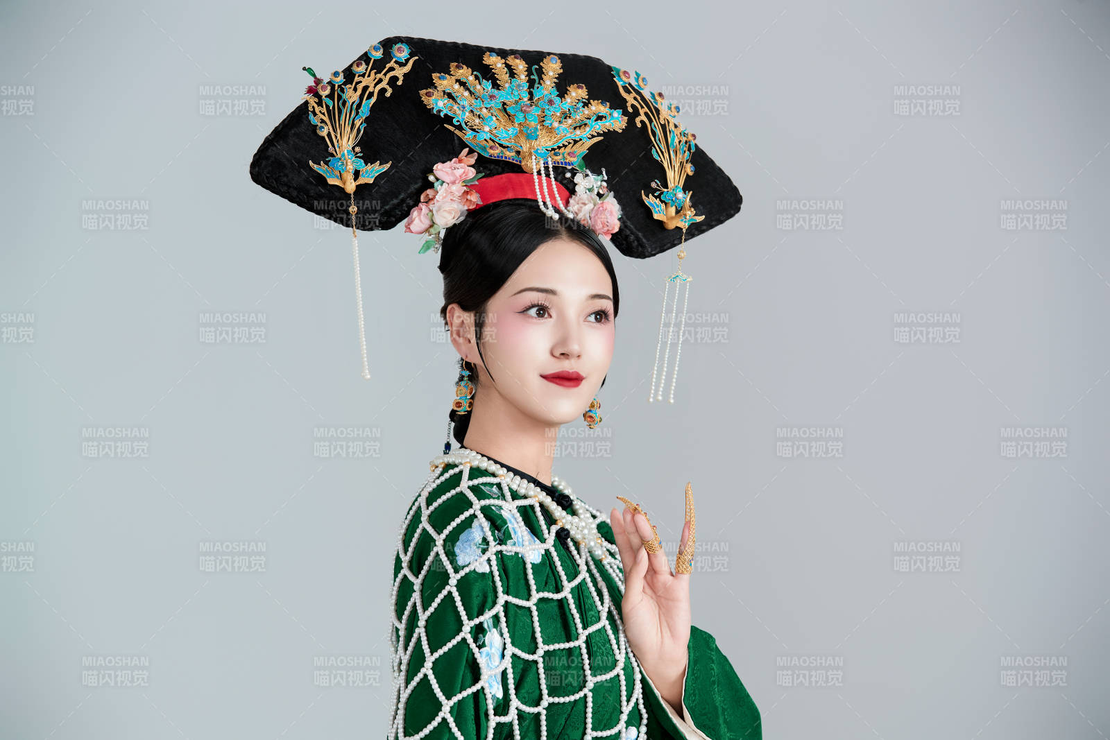 展示中国清朝宫廷服饰的亚洲女性