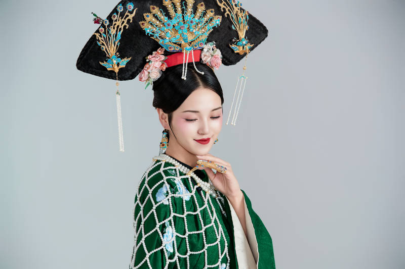 展示中国清朝宫廷服饰的亚洲女性