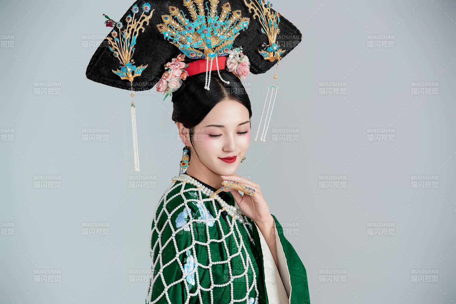 展示中国清朝宫廷服饰的亚洲女性