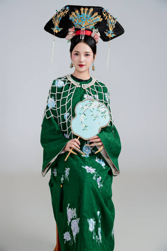 展示中国清朝宫廷服饰的亚洲女性