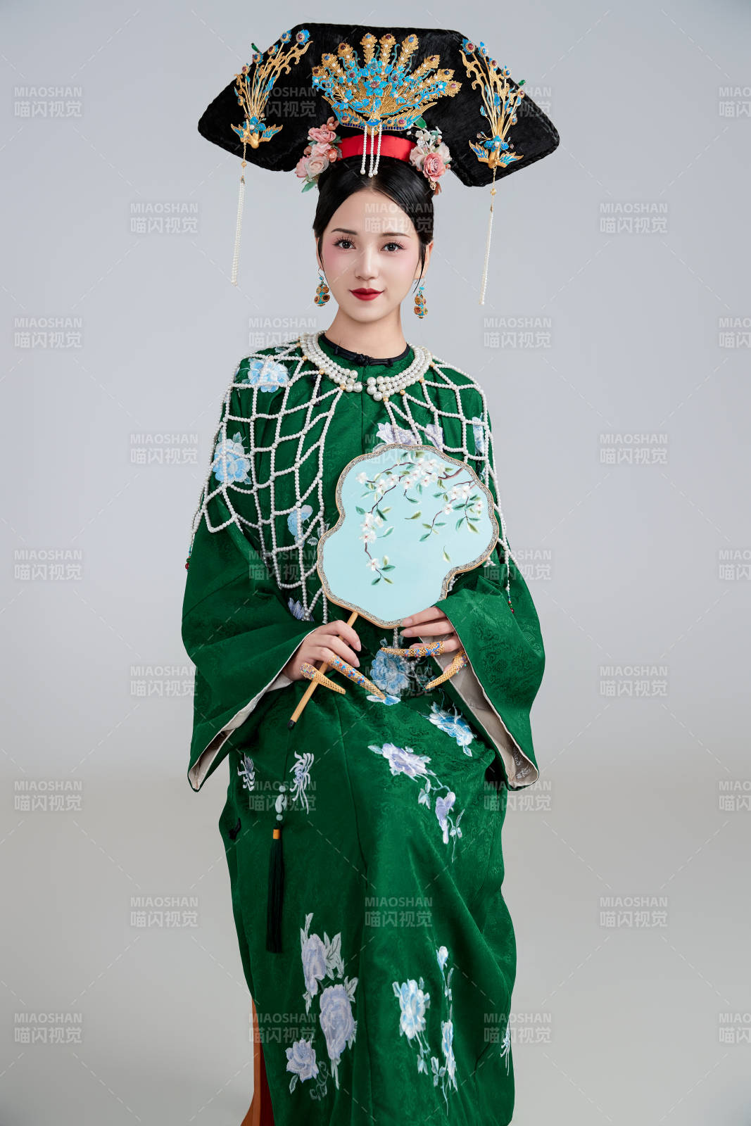 展示中国清朝宫廷服饰的亚洲女性