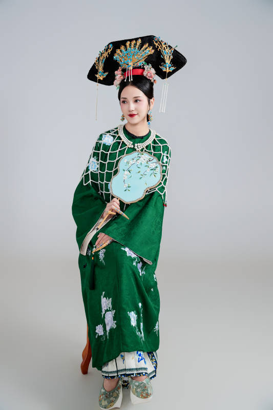 展示中国清朝宫廷服饰的亚洲女性