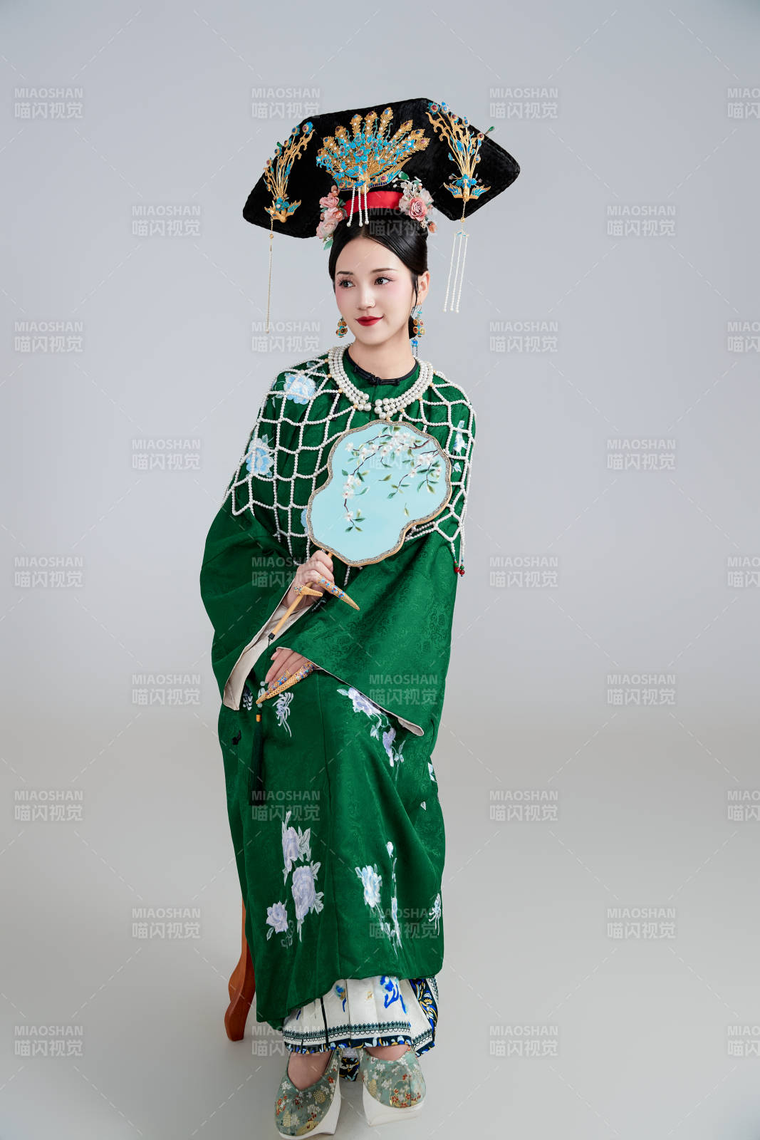 展示中国清朝宫廷服饰的亚洲女性