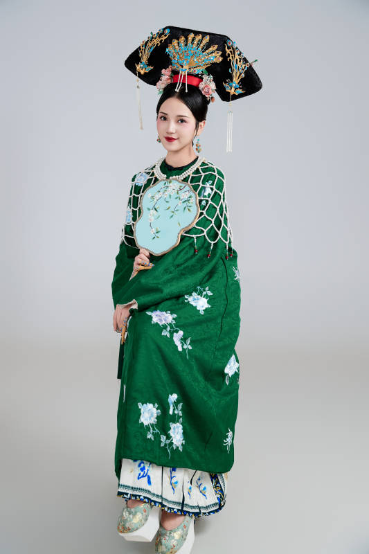 展示中国清朝宫廷服饰的亚洲女性