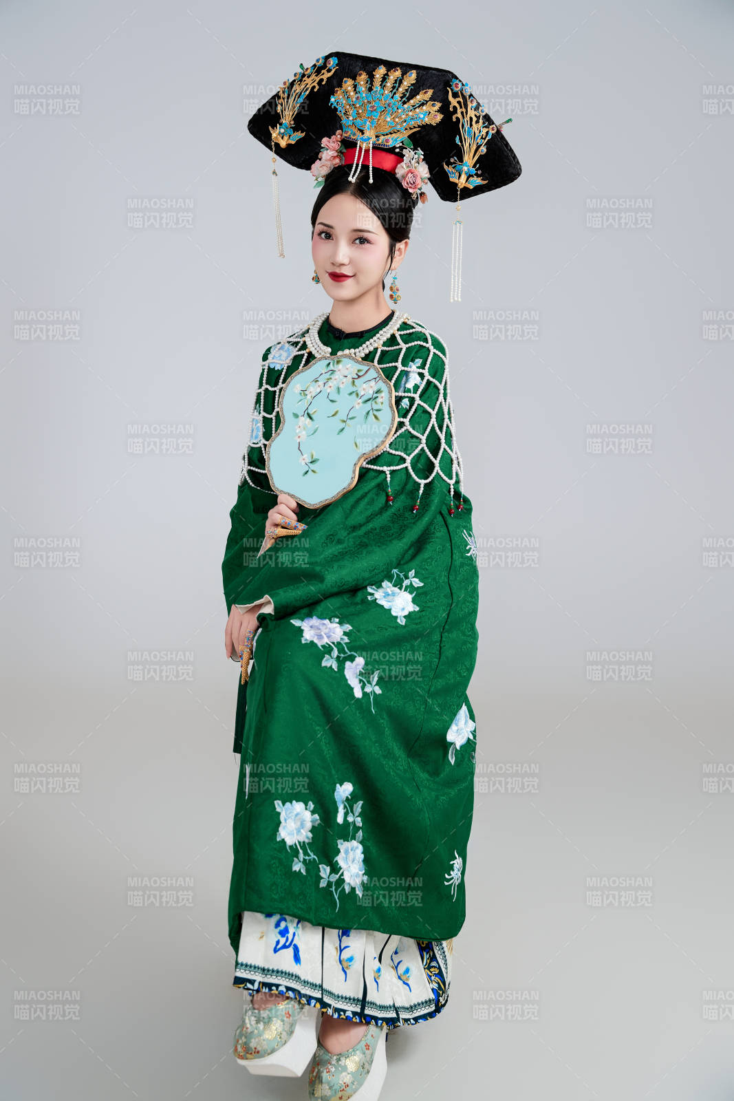 展示中国清朝宫廷服饰的亚洲女性