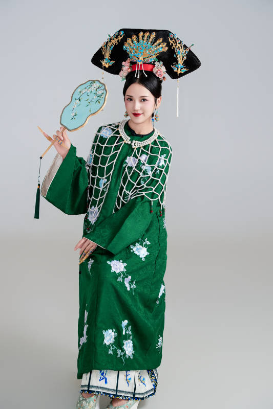 展示中国清朝宫廷服饰的亚洲女性