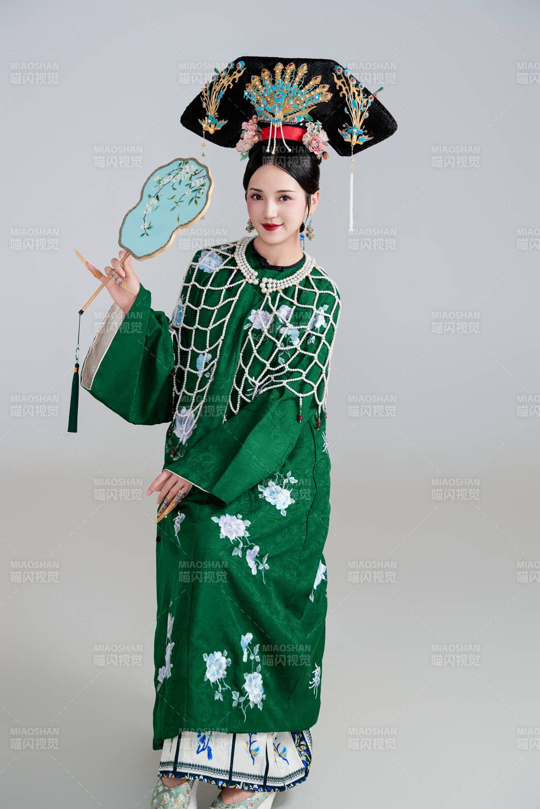 展示中国清朝宫廷服饰的亚洲女性