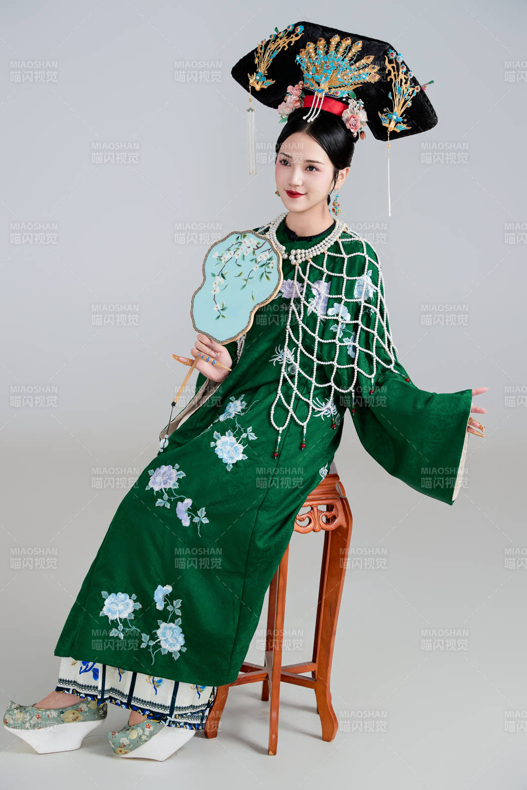 展示中国清朝宫廷服饰的亚洲女性