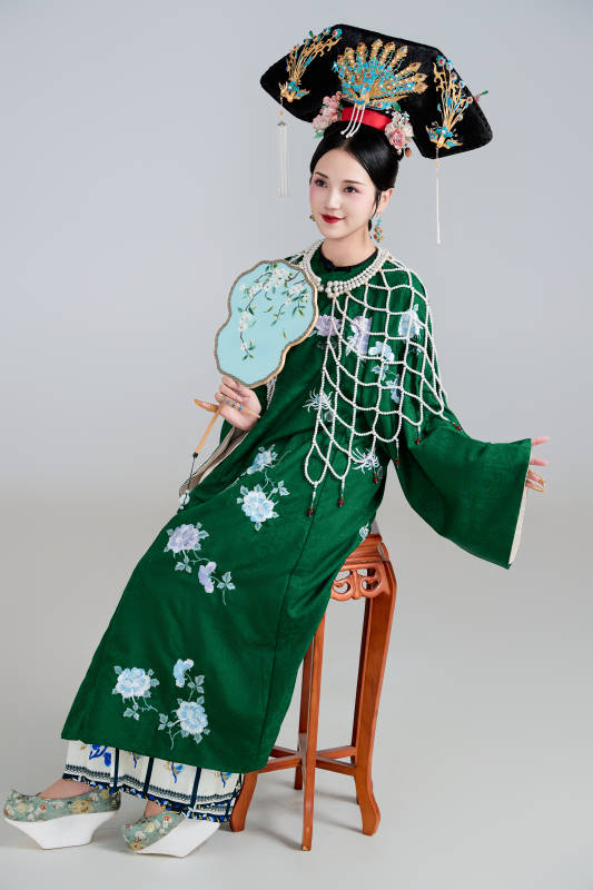 展示中国清朝宫廷服饰的亚洲女性