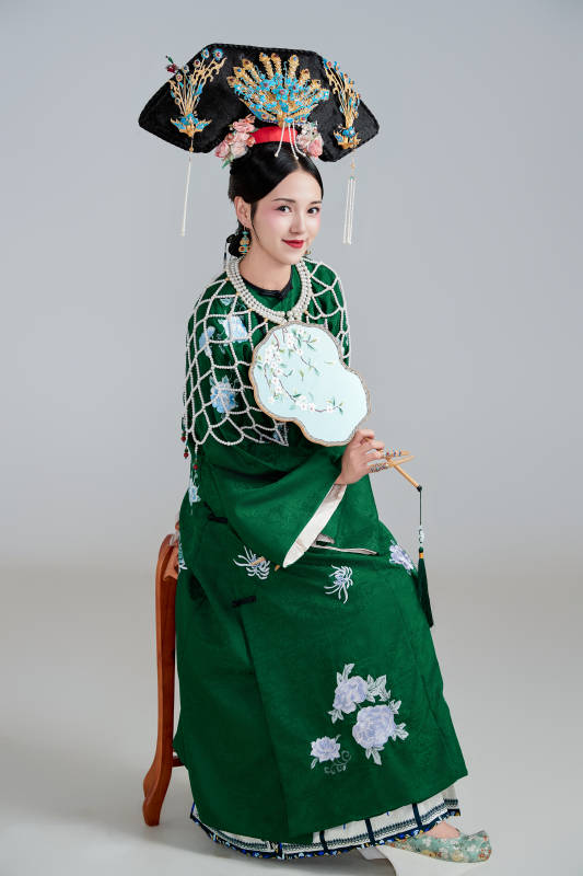 展示中国清朝宫廷服饰的亚洲女性