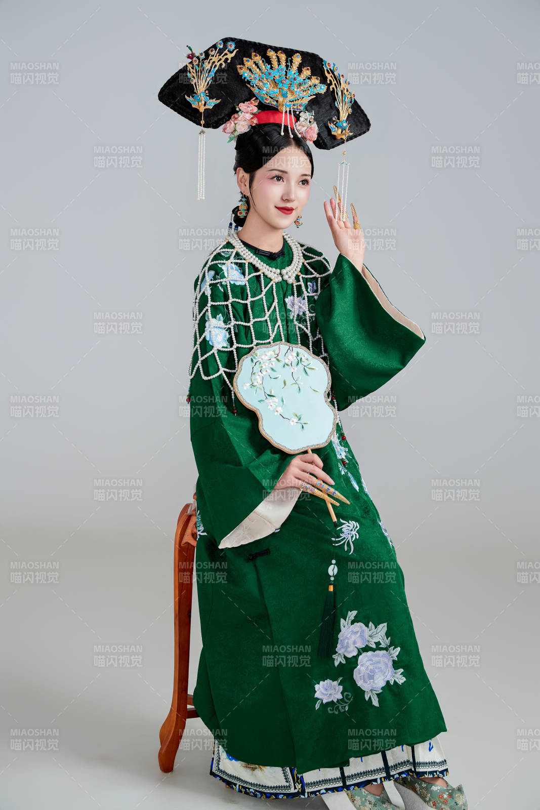 展示中国清朝宫廷服饰的亚洲女性