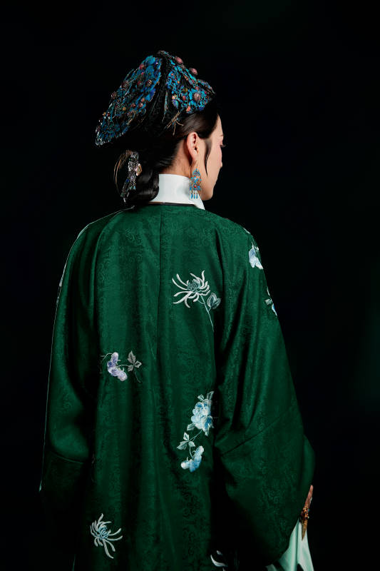 展示中国清朝宫廷服饰的亚洲女性