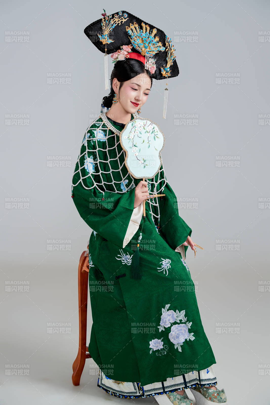 展示中国清朝宫廷服饰的亚洲女性