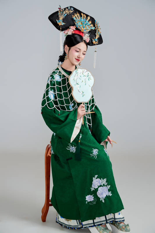 展示中国清朝宫廷服饰的亚洲女性