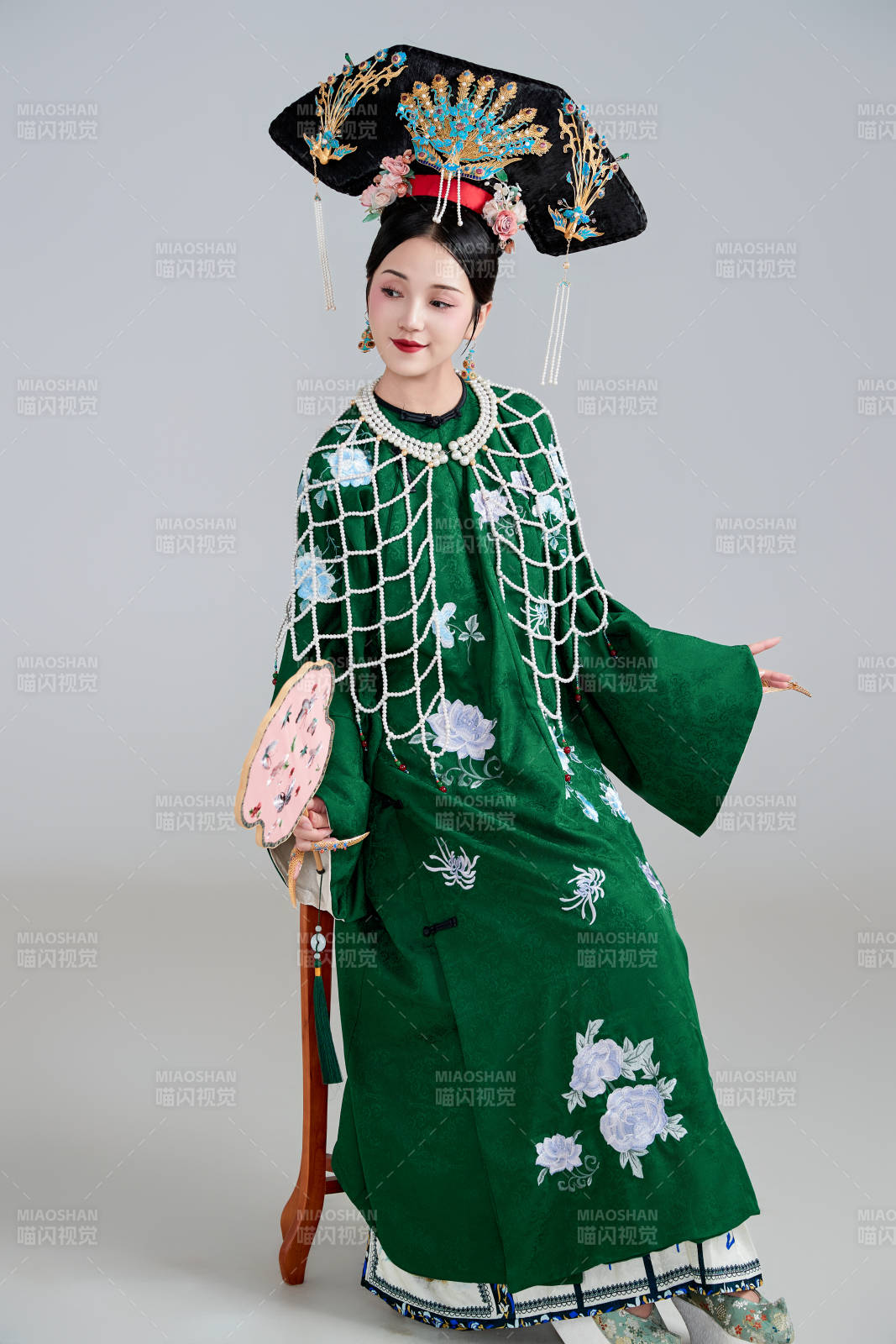 展示中国清朝宫廷服饰的亚洲女性