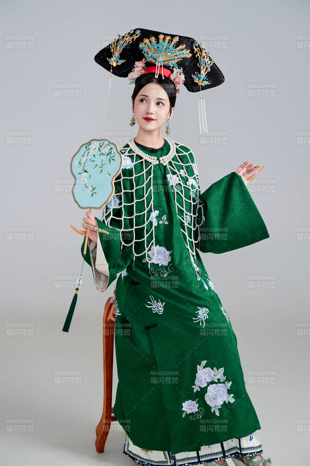 展示中国清朝宫廷服饰的亚洲女性