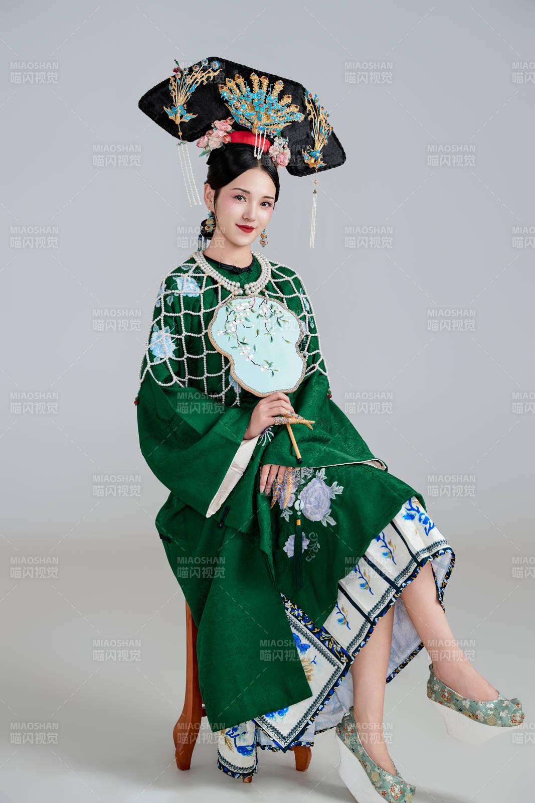 展示中国清朝宫廷服饰的亚洲女性