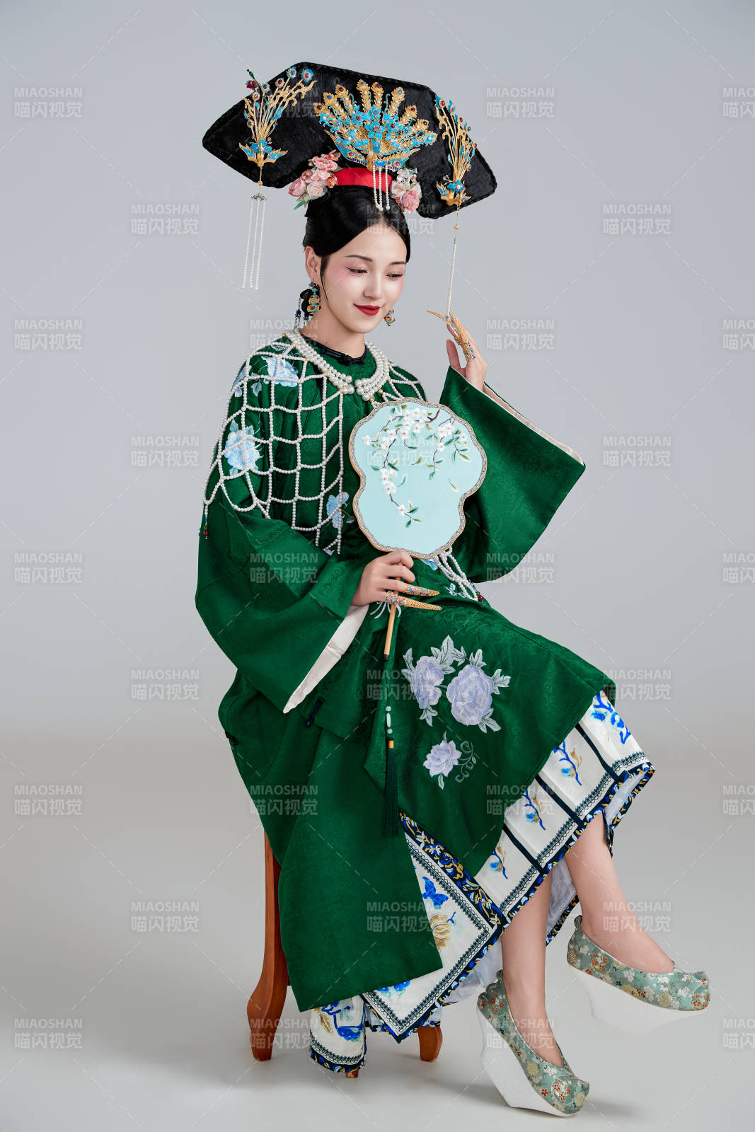 展示中国清朝宫廷服饰的亚洲女性